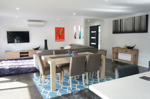 Ben's Place - Modern & Convenient - Accommodation Sunshine Coast 0