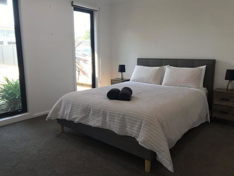 Ben's Place - Modern & Convenient - Accommodation Sunshine Coast 2