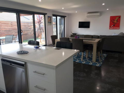 Ben's Place - Modern & Convenient - Accommodation Sunshine Coast 1