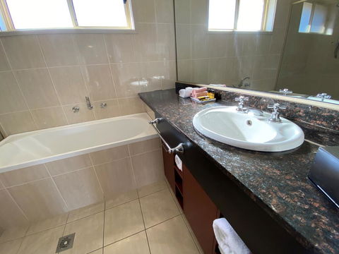 Best Western Plus All Settlers Motor Inn - Accommodation Sunshine Coast 2
