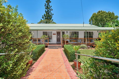 Birds 'n' Bloom Cottages - Accommodation Sunshine Coast 3