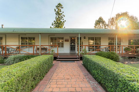 Birds 'n' Bloom Cottages - Accommodation Sunshine Coast 0