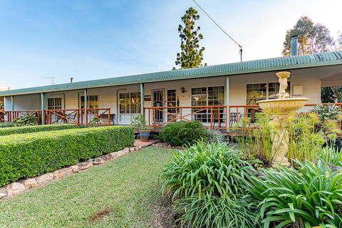 Birds 'n' Bloom Cottages - Accommodation Sunshine Coast 2