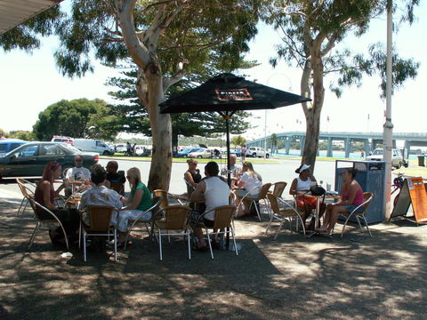 Black Dolphin Waterfront Apartment - Accommodation Sunshine Coast 3