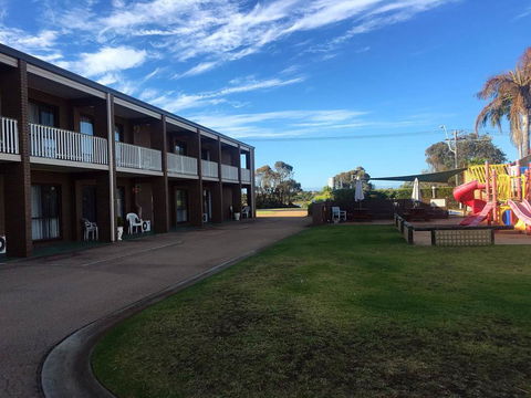 Black Swan Motor Inn - Accommodation Sunshine Coast 2