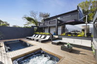Blairgowrie Oasis Luxury retreat with spapool fireplace golf putting green