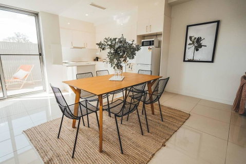 Blue Gum On First Ave - CBD Fringe, WiFi, Netflix - Accommodation Sunshine Coast 2