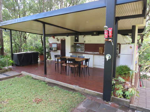 BoBRENE On Tamborine Nude Retreat - Cosy Chalet - Accommodation Sunshine Coast 3
