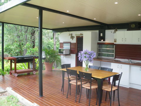 BoBRENE On Tamborine Nude Retreat - Cosy Chalet - Accommodation Sunshine Coast 2