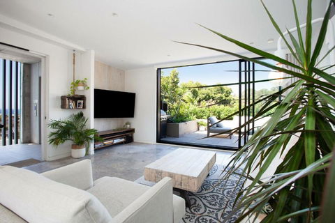 The Treehouse Penthouse - Accommodation Sunshine Coast 2